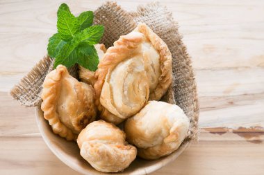 Köri puf kahve ile grup.