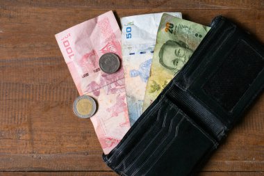 Tay Banyosu bill yüz, elli ve Yirmi Tay para ile 