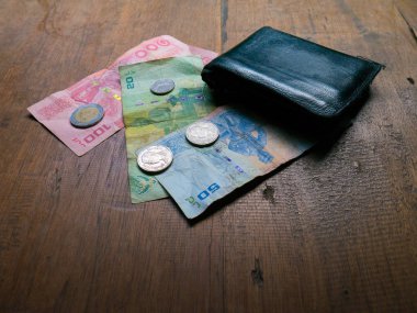 Tay Banyosu bill yüz, elli ve Yirmi Tay para ile 