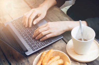 Eller dizüstü bilgisayarda. 