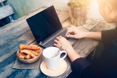 Eller dizüstü bilgisayarda. 