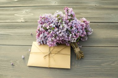 Lila dalları ile zarf