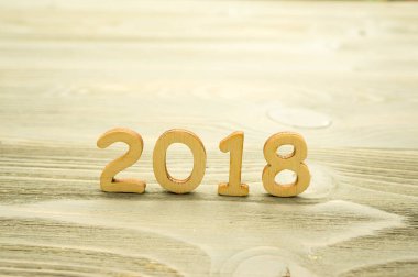 2018 ahşap arka plan üzerinde ahşap rakamlar yıl