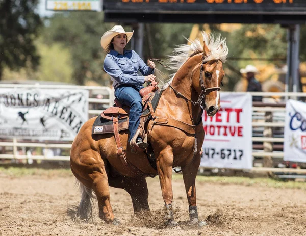 Kalv Roping Cowgirl — Stockfoto