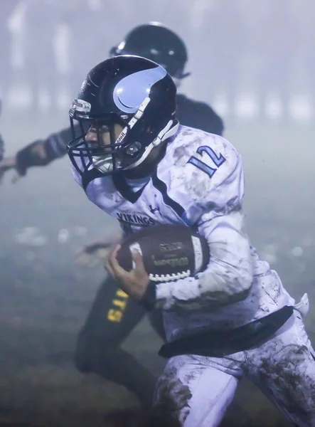 Running Back in the Fog — Stock Photo, Image