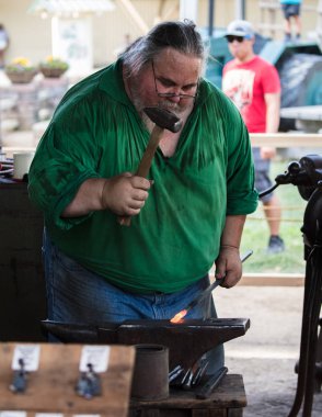 Bir demircinin gösteri