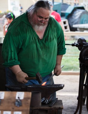 Bir demircinin gösteri