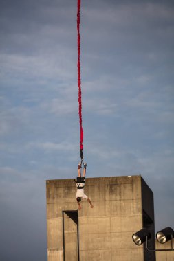 Heyecan verici Bungee Jumping