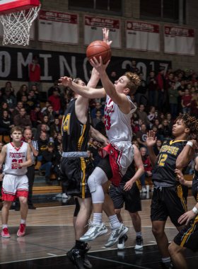 Kurumsal, Foothill Lisesi Palo Cedro, California ile basketbol eylem. 17 Şubat 2017