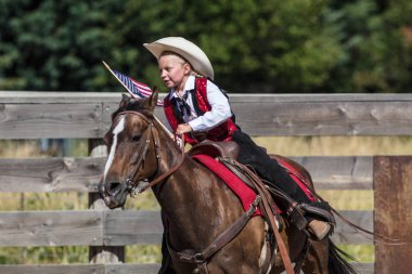 Junior rodeo biniciler Scott Vadisi zevk Park Rodeo etkinliklerde Etna, Kaliforniya'da açın. 29 Temmuz 2017