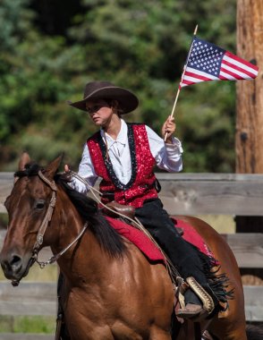 Junior rodeo biniciler Scott Vadisi zevk Park Rodeo etkinliklerde Etna, Kaliforniya'da açın. 29 Temmuz 2017