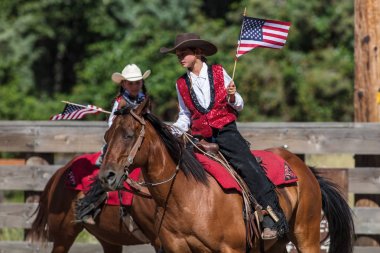 Junior rodeo biniciler Scott Vadisi zevk Park Rodeo etkinliklerde Etna, Kaliforniya'da açın. 29 Temmuz 2017