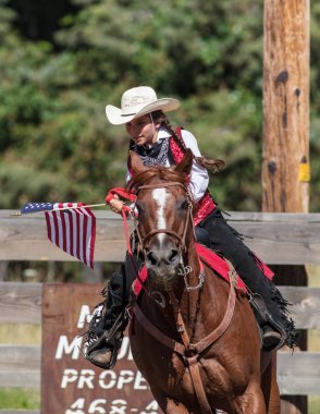 Junior rodeo biniciler Scott Vadisi zevk Park Rodeo etkinliklerde Etna, Kaliforniya'da açın. 29 Temmuz 2017