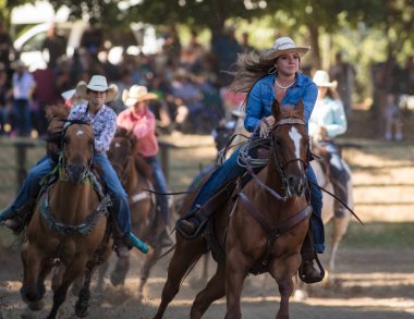 Junior rodeo biniciler Scott Vadisi zevk Park Rodeo etkinliklerde Etna, Kaliforniya'da açın. 29 Temmuz 2017