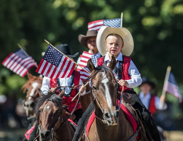 Scott Vadisi zevk Park Rodeo Etna, Kaliforniya'da küçük matkap takım üyesi rides
