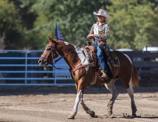 Junior rodeo biniciler Scott Vadisi zevk Park Rodeo etkinliklerde Etna, Kaliforniya'da açın. 29 Temmuz 2017