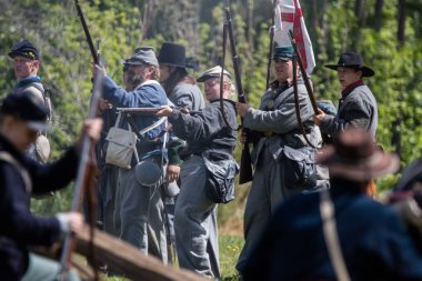 Amerikan İç Savaşı reenactors kırmızı blöf, Kaliforniya'da köpek Adası Event'de eylem. 28 Nisan 2018. 