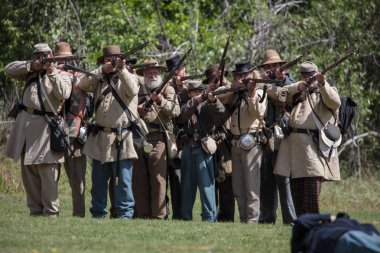 Amerikan İç Savaşı reenactors mücadele Red Bluff, California köpek Adası Event'de katılmaktadır. 29 Nisan 2018