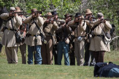 Amerikan İç Savaşı reenactors mücadele Red Bluff, California köpek Adası Event'de katılmaktadır. 29 Nisan 2018