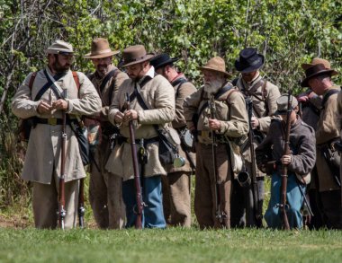 Amerikan İç Savaşı reenactors mücadele Red Bluff, California köpek Adası Event'de katılmaktadır. 29 Nisan 2018
