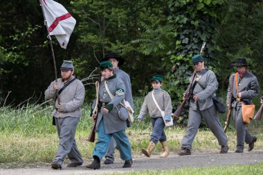 Amerikan İç Savaşı reenactors mücadele Red Bluff, California köpek Adası Event'de katılmaktadır. 29 Nisan 2018