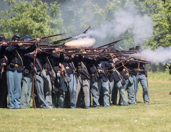 美国内战 Reenactors 在加利福尼亚州的红虚张声势的狗岛事件中行动 2018年4月29日 — 图库照片