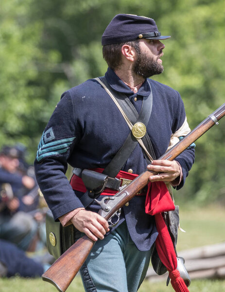 Американские реконструкторы Гражданской войны в действии на Собачьем острове в Ред-Блафф, Калифорния. Апрель 29, 2018
