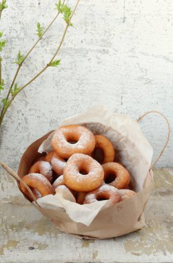 Tatlı kırmızı çörek şeker buzlanma ile