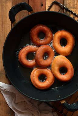 Tatlı kırmızı çörek şeker buzlanma ile