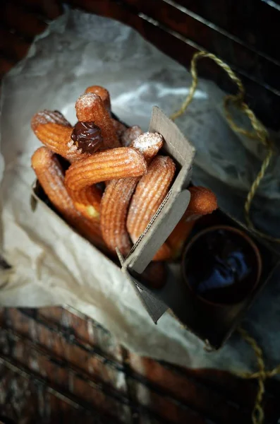 Skarpa spanska churros friterad för gata mat — Stockfoto