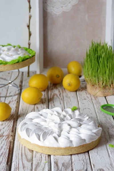Tartlet of shortcake with lemon cream and Swiss meringue — Stock Photo, Image