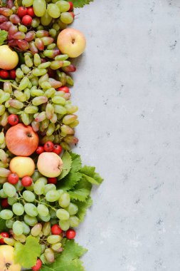 Üzüm, elma, çilek meyve pasta ile dokusal arka plan 