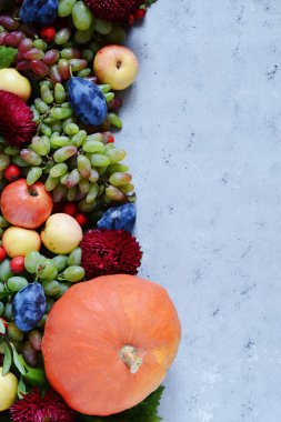 Üzüm, elma, Erik, çilek ve kabaklar meyve pasta ile dokusal arka plan