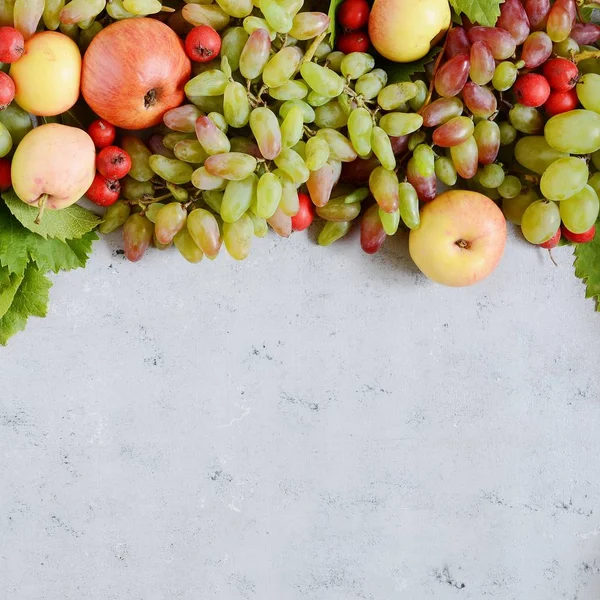 Üzüm, elma, çilek meyve pasta ile dokusal arka plan 