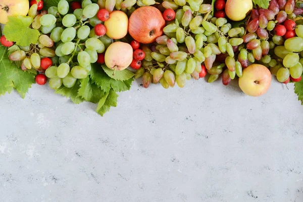 Üzüm, elma, çilek meyve pasta ile dokusal arka plan 