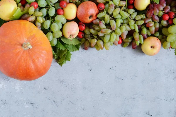 Meyveli kek üzüm, elma, çilek ve kabak ile dokusal arka plan