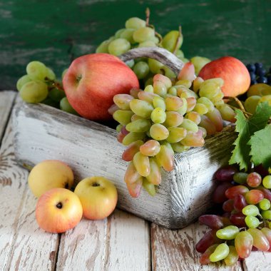  Güzel kokulu olgun elma ve üzüm meyve sepeti organik ile ahşap kutu