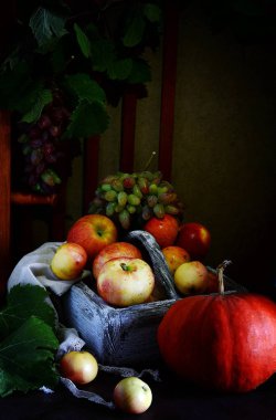  Güzel kokulu olgun elma üzüm kabak meyve ve sebze sepeti organik ile ahşap kutu