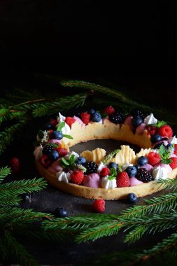 Orman meyveleri koyu arka plan üzerinde ile tart. Noel dekorasyon pişirme. Noel ve yeni yıl. Noel çelenk.