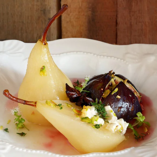 Gelen bir armut şarabı ve pişmiş incir bir fıstıklı tatlı. Fransız tatlı.