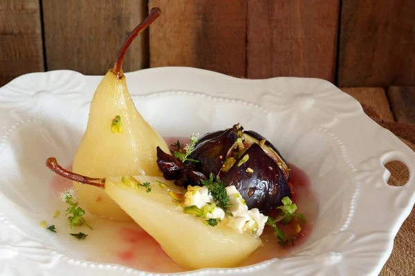 Gelen bir armut şarabı ve pişmiş incir bir fıstıklı tatlı. Fransız tatlı.