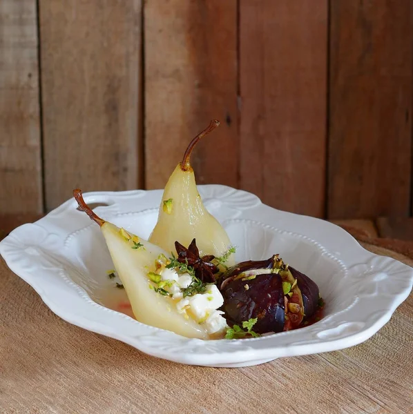 Gelen bir armut şarabı ve pişmiş incir bir fıstıklı tatlı. Fransız tatlı.