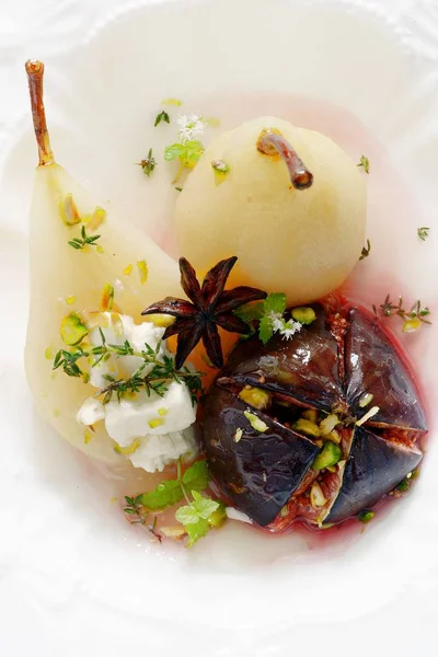 Gelen bir armut şarabı ve pişmiş incir bir fıstıklı tatlı. Fransız tatlı.