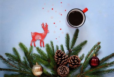 Noel ve yeni yıl. Noel dekorasyonları için bir Noel ağacı. Tatil. Tatil dekorasyon. Bir fincan kahve. Festival kompozisyon