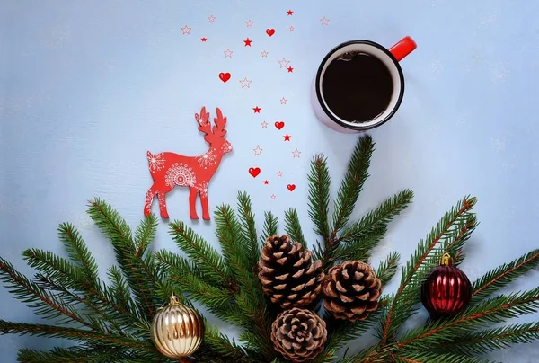 Kerstmis en Nieuwjaar. Kerstversiering voor een kerstboom. Vakantie. Decoraties voor de feestdagen. Een kopje koffie. Feestelijke samenstelling — Stockfoto