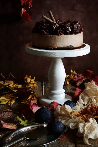Праздничный торт. Десерт, сладкий стол. Шоколадный торт. День рождения. Вечеринка. Празднование. Чизкейк — стоковое фото