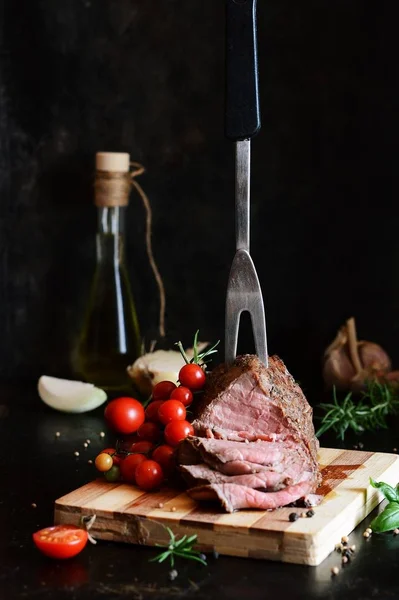 Manzo al forno alle spezie. Roast beef. La media rea. Cena. . — Foto Stock