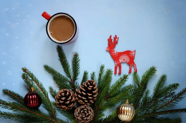 Kerstmis en Nieuwjaar. Kerstversiering voor een kerstboom. Vakantie. Decoraties voor de feestdagen. Een kopje koffie. Feestelijke samenstelling — Stockfoto