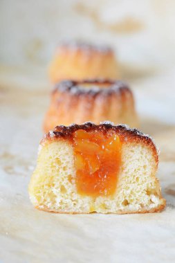 Noel pişirme. Kokulu kuglof. Hafif bir arka plan üzerinde hamur işi. Pasta.