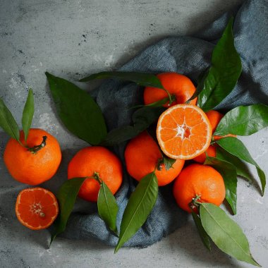 Olgun mandalina gri bir arka plan üzerinde. Meyve düzeni. Narenciye.